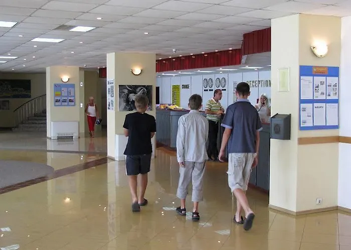 Ambassador - Free Parking Hotel