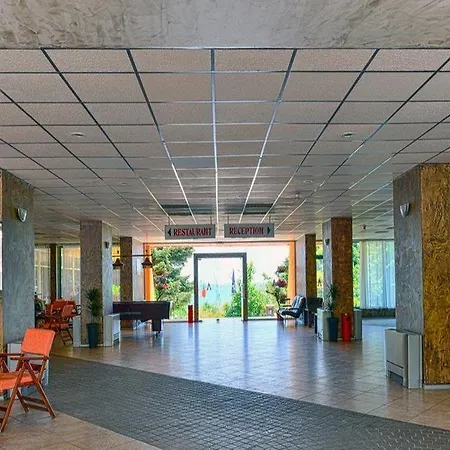Ambassador - Free Parking Готель 3*