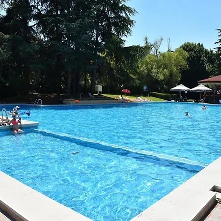 Ambassador - Free Parking Готель 3*